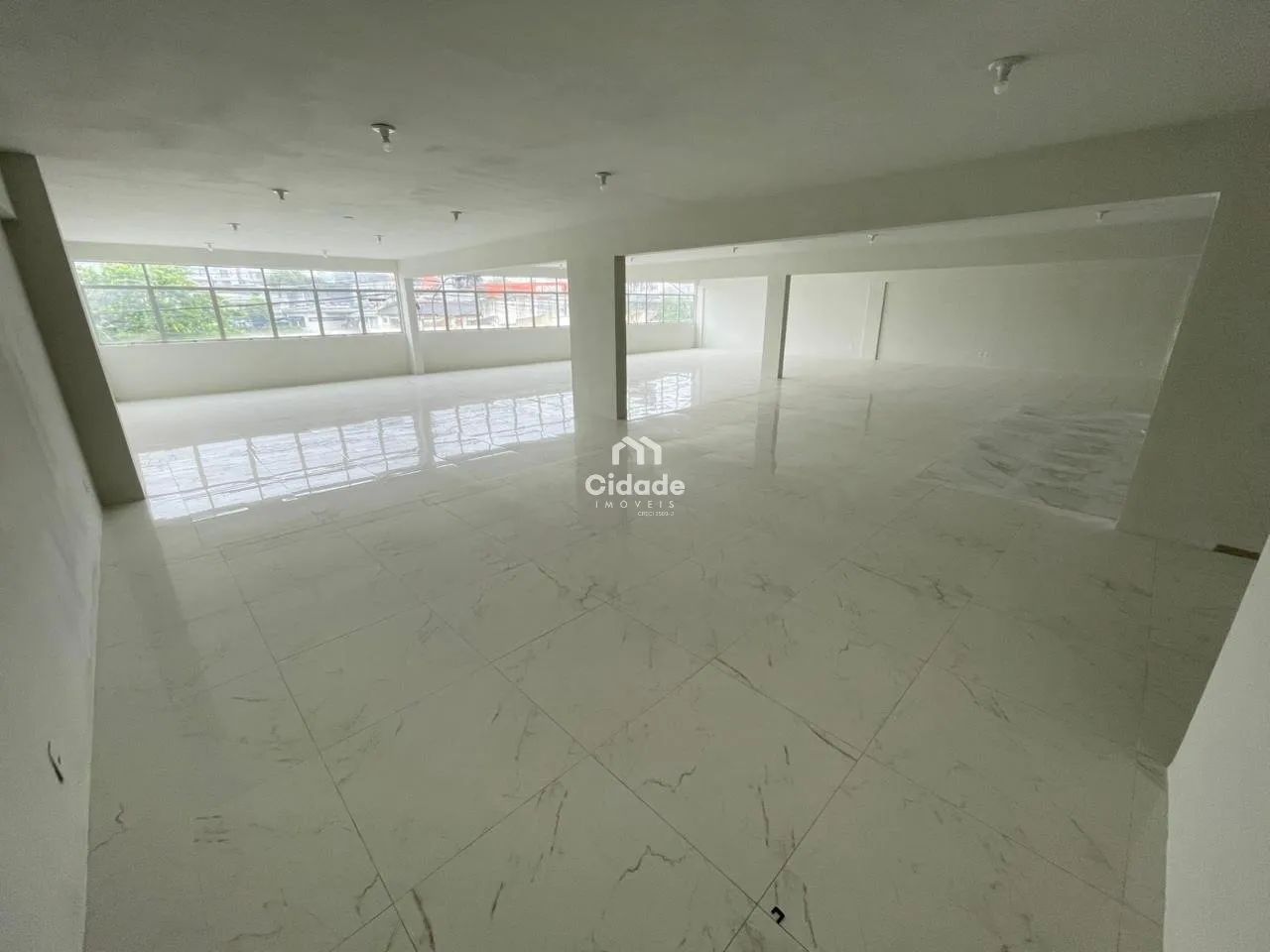 Sala comercial para locação no Centro - Ampla e com excelente visibilidade - Foto 2