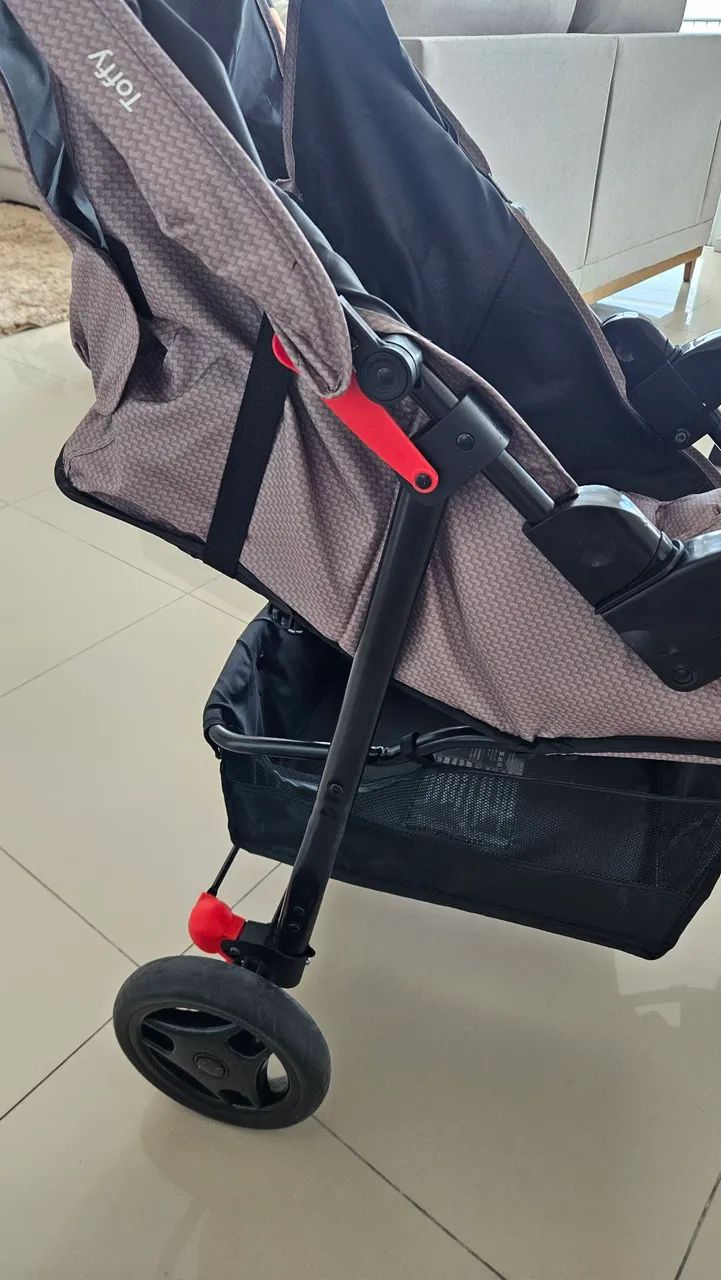 Carrinho de Bebê com Bebê conforto Cosco Toffy - Foto 2