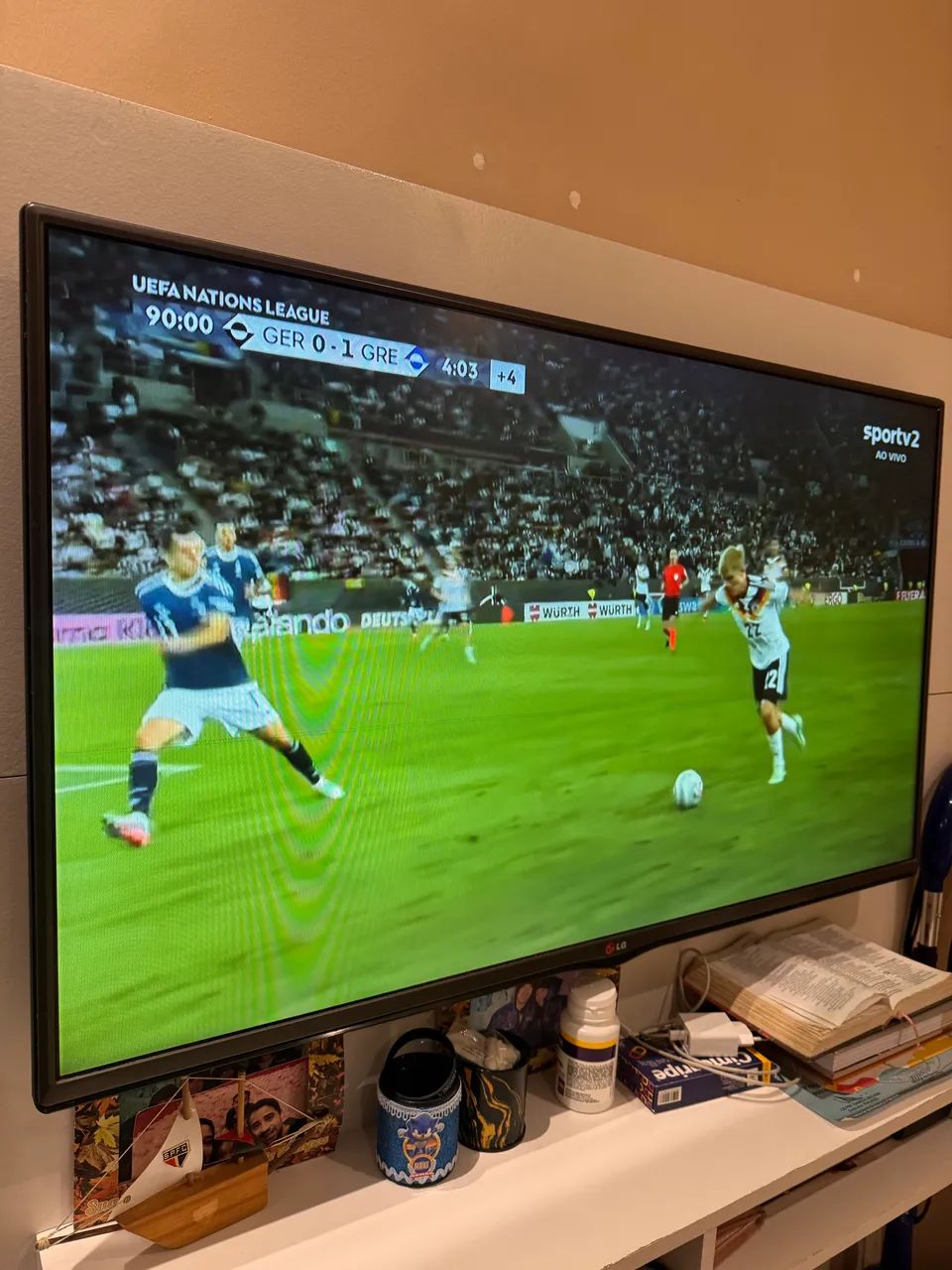 Televisão LG 40 polegadas, com pequeno defeito 