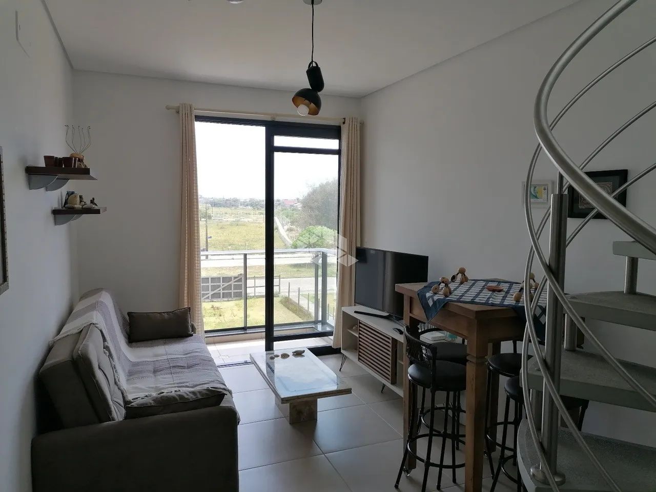 Apartamento duplex com 2 dormitórios, 1 suíte a 300 metros da praia do Campeche - Foto 2