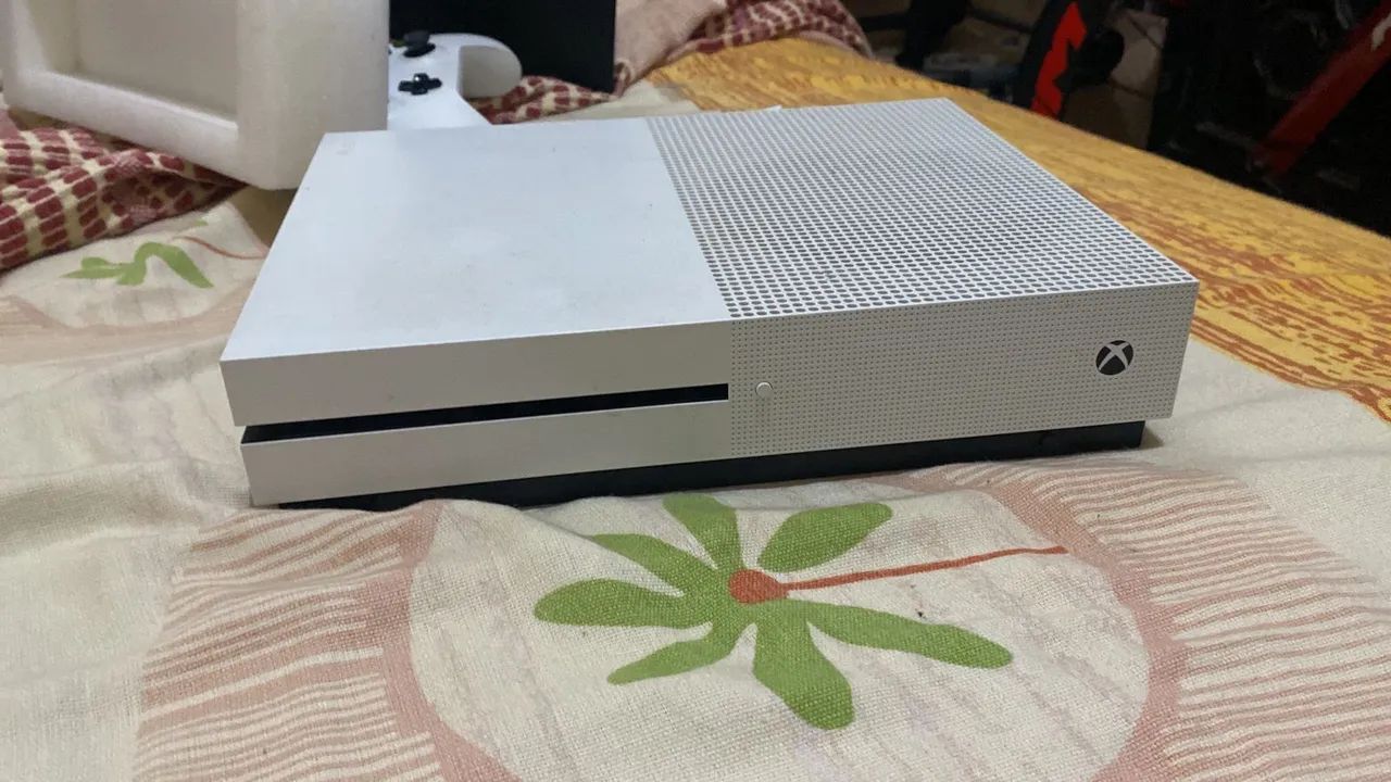 ? VENDO XBOX ONE S 1TB COMPLETO - Foto 3