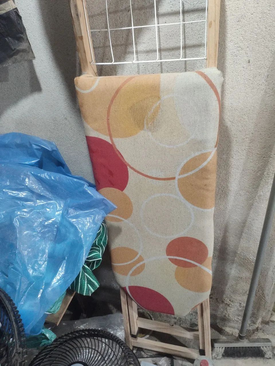 TÁBUA de PASSAR roupa semi nova  - Foto 4