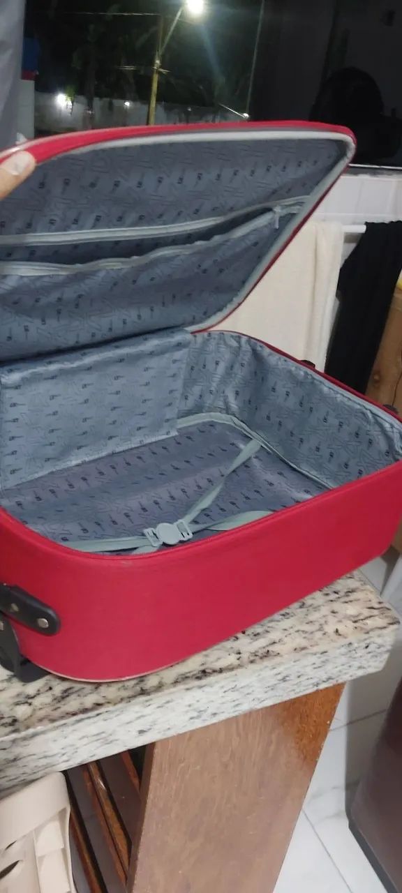 Vendo duas malas elas são do mesmo tamanho e só mesmo modelo cada uma custa 100 reais semi - Foto 6