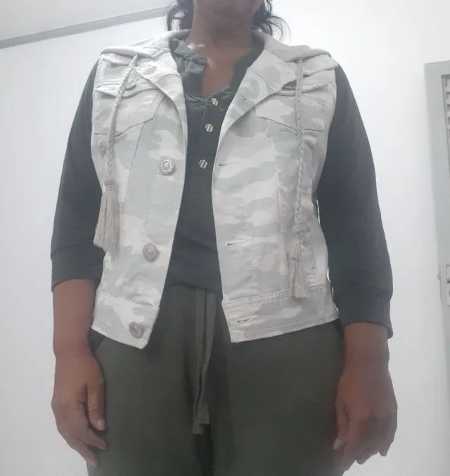 colete algodão feminino camuflado com capuz - Foto 3