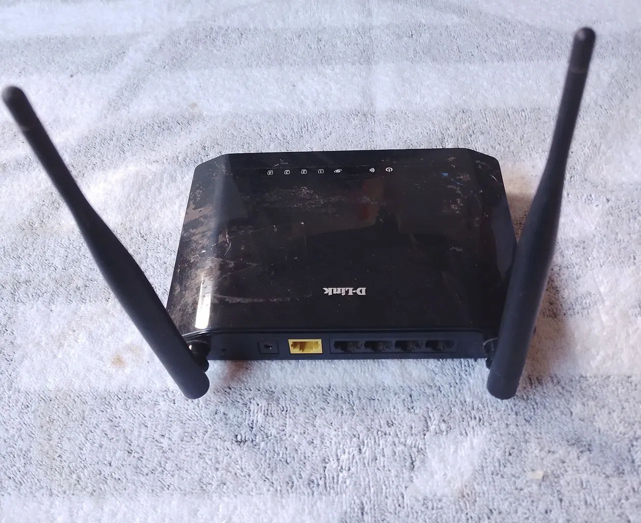 Roteador de Internet D-link preto usado sem os cabos funcionando  - Foto 4
