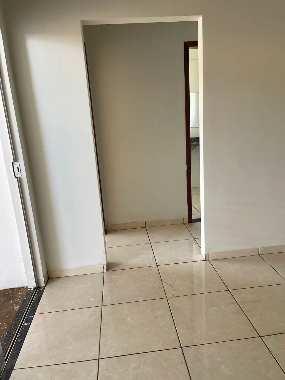 Vendo casa com 02 quartos de frente o terminal de ônibus  - Foto 3