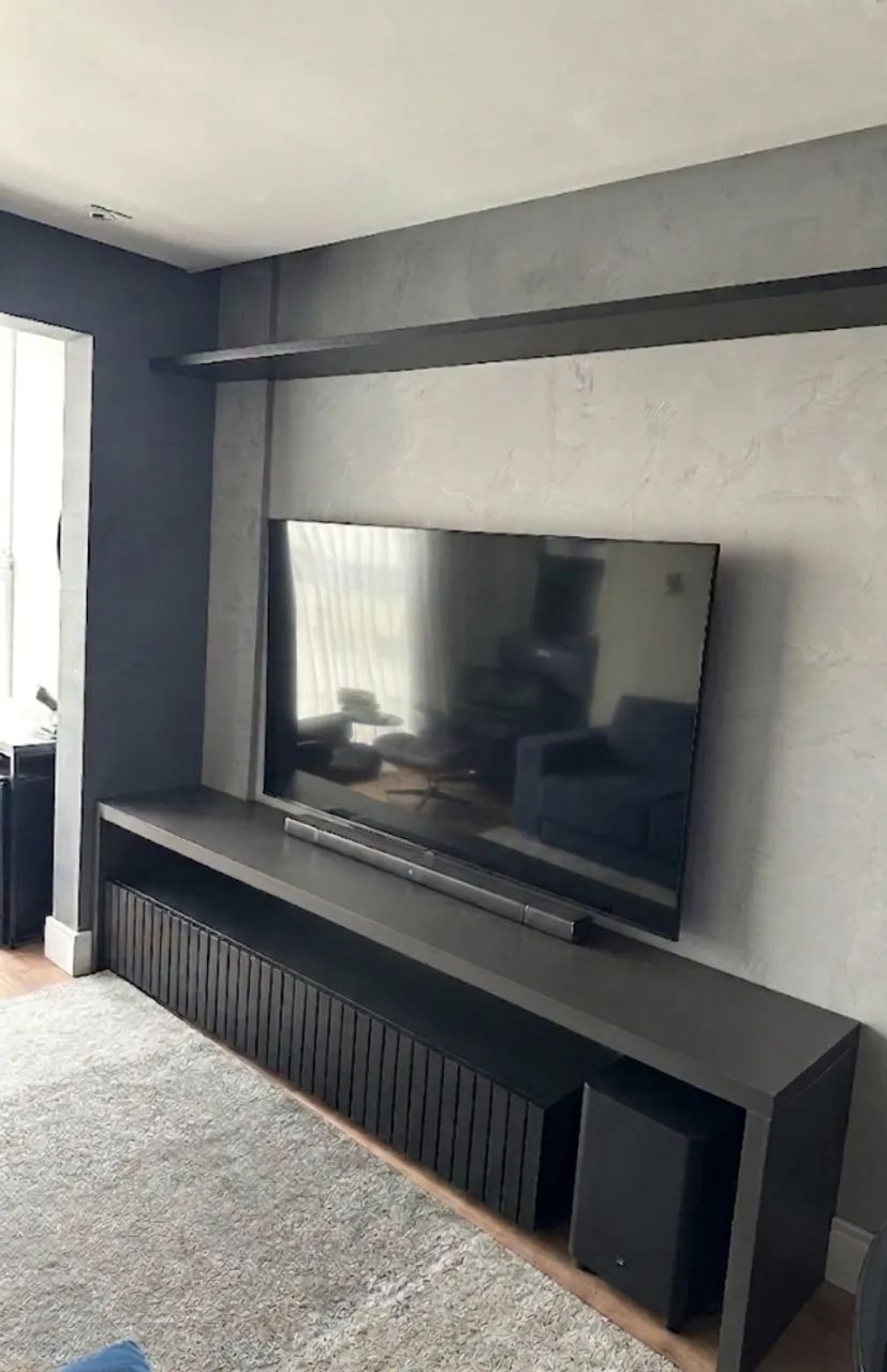 Hack para TV em MDF Chumbo com 3 Gavetas Pretas Ripadas e Prateleira 