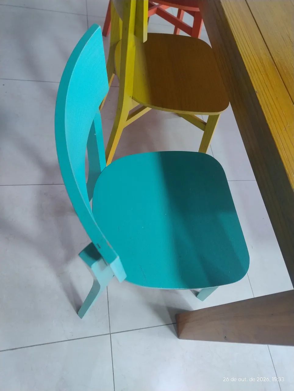 Mesa com 3 cadeiras e um banco com fino acabamento  - Foto 4