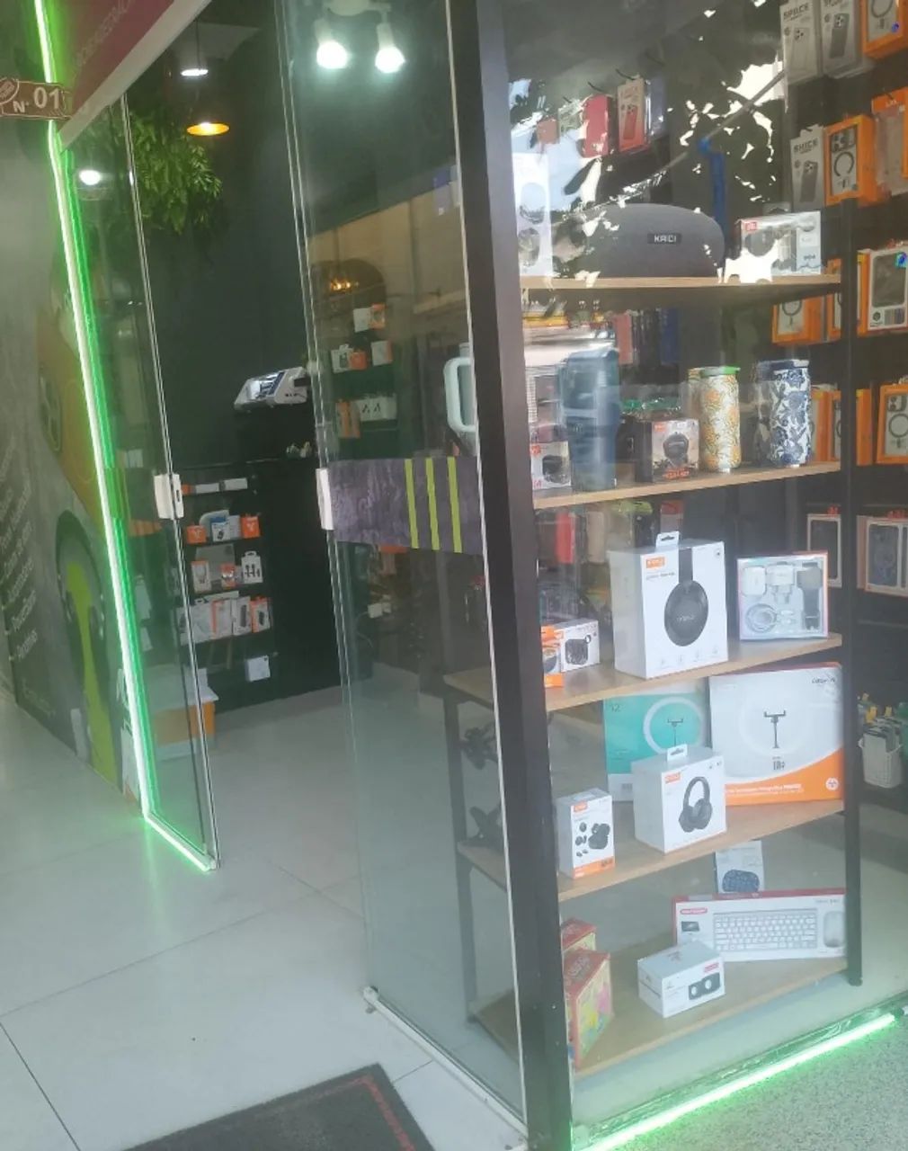 LOJA COM VITRINE FRENTE RUA - GRANDE TIJUCA
