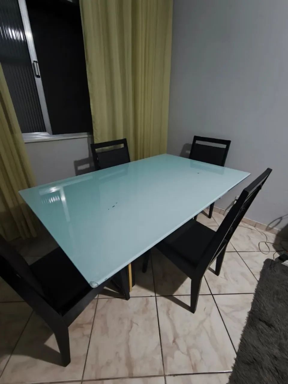 Mesa 4 lugares tampa de vidro 