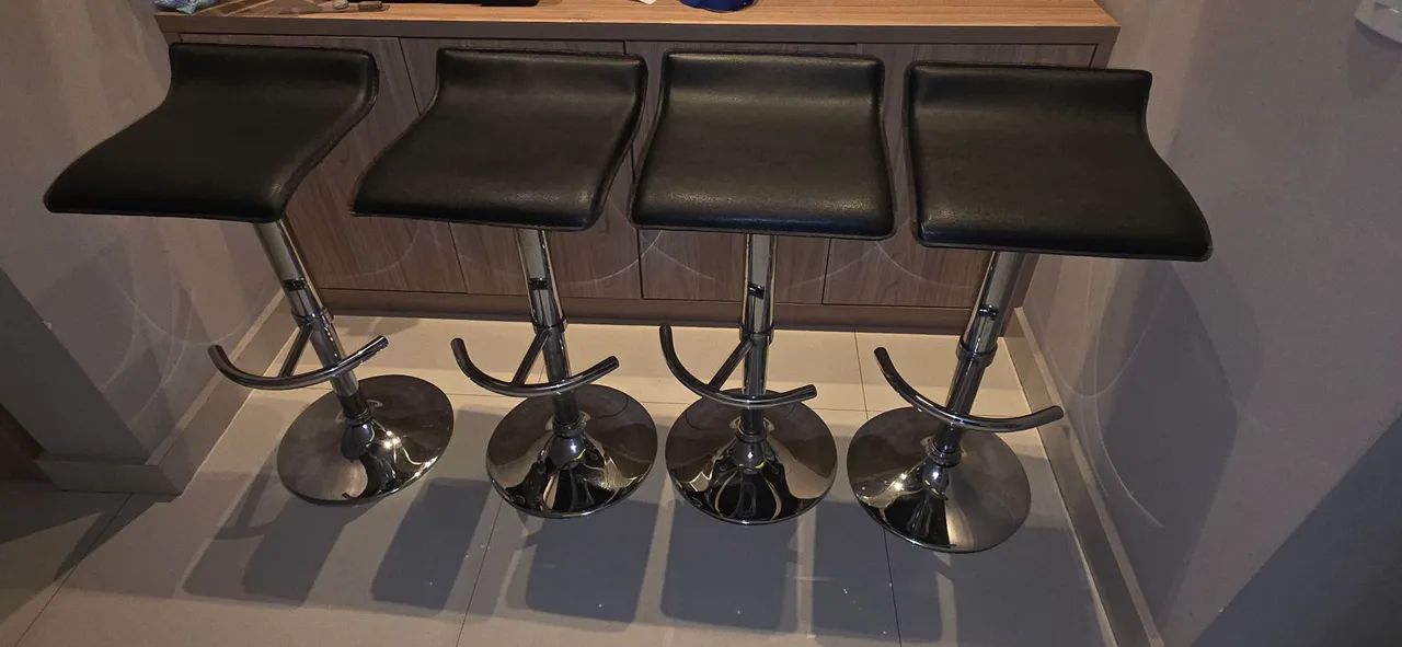 4 banquetas pretas 