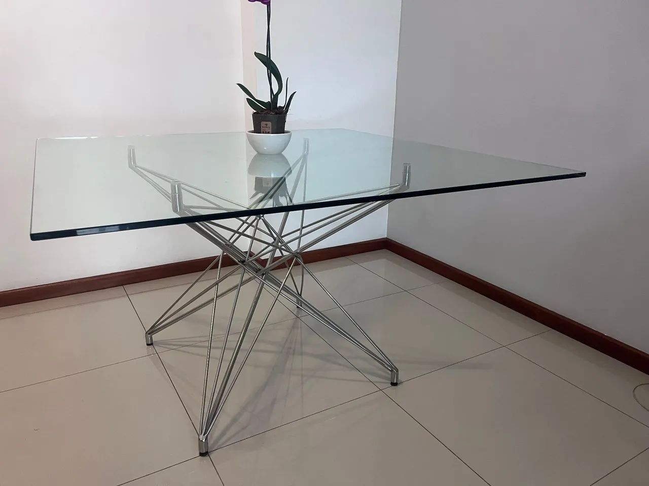 Conjunto de mesa metálica com tampo de vidro e cadeiras - Foto 2