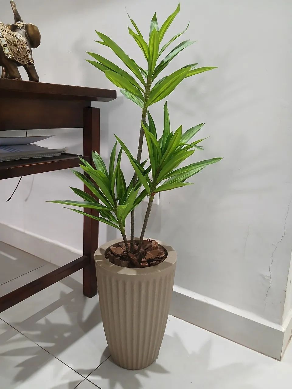 Vaso com yucca artificial para decoração  - Foto 2