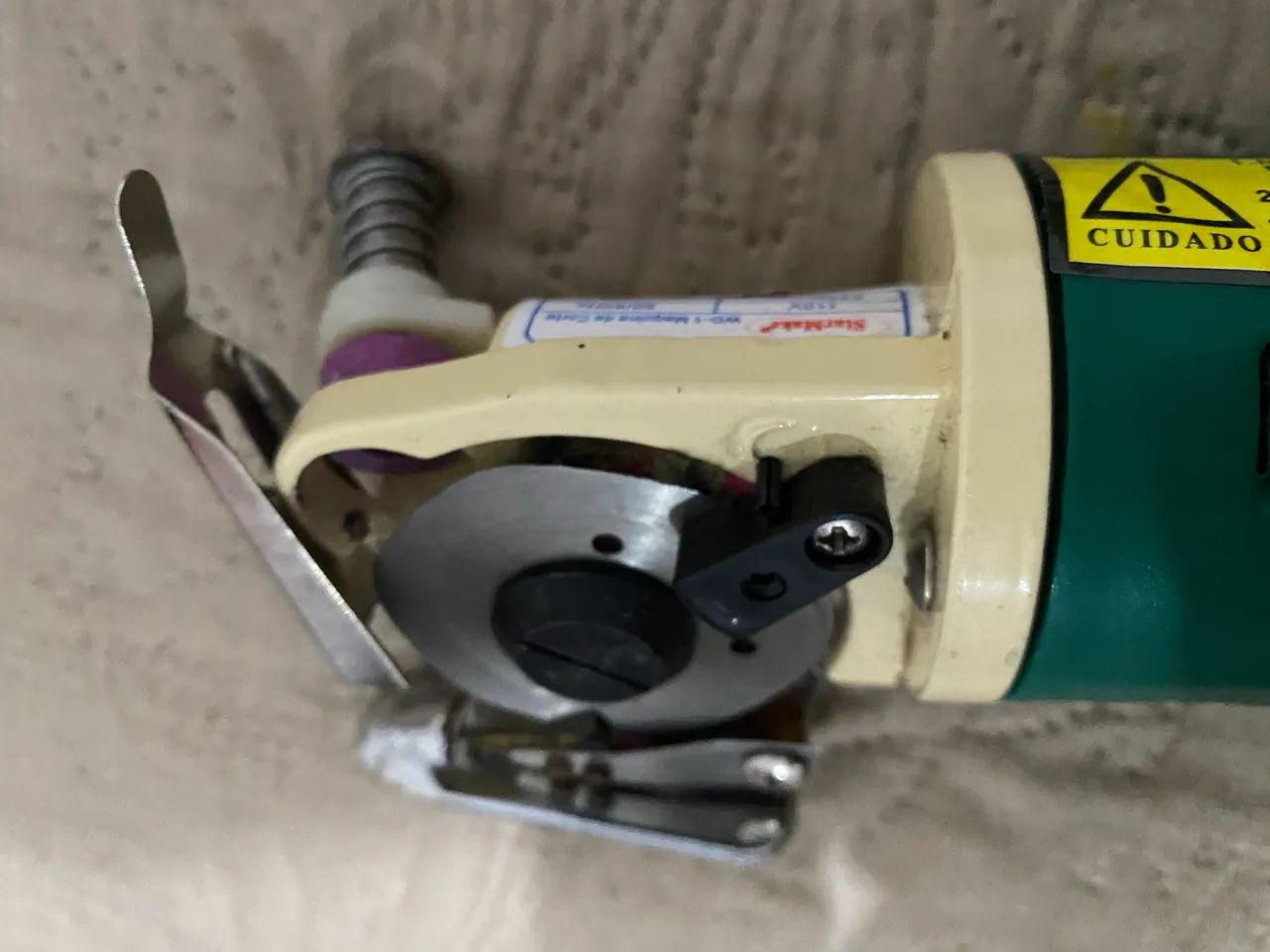 Máquina para corte de tecidos 