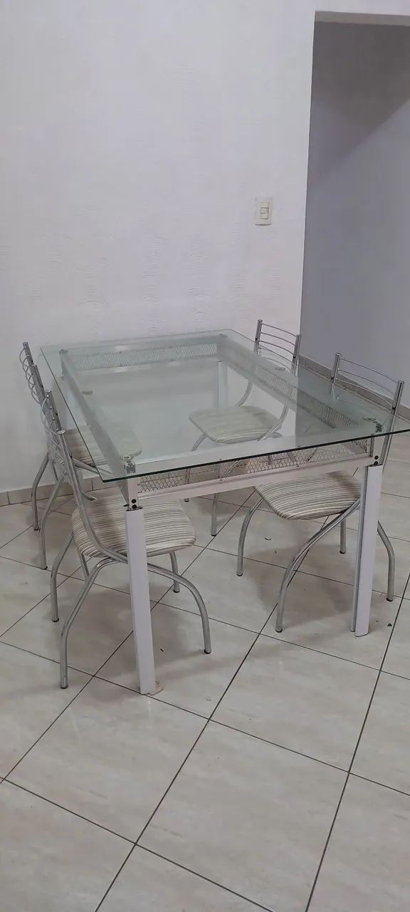 Mesa tampo vidro mais 4 cadeiras carraro. - Foto 2
