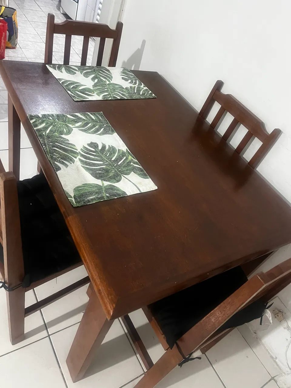 Mesa madeira com 4 cadeiras