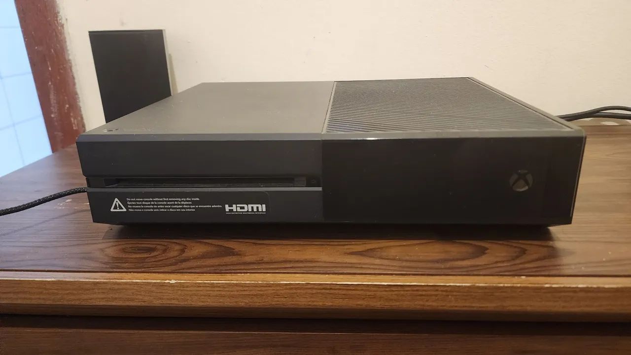 Xbox One FAT com um controle e Kinect