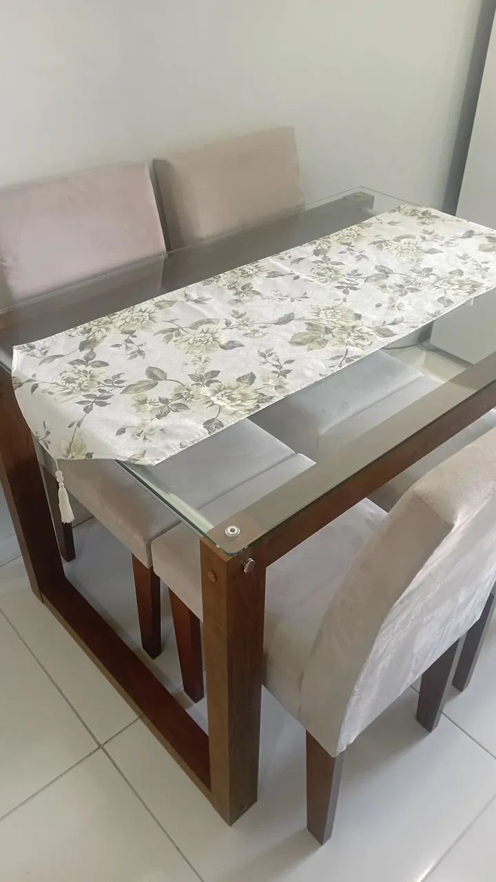 Vendo mesa com 4 cadeiras
