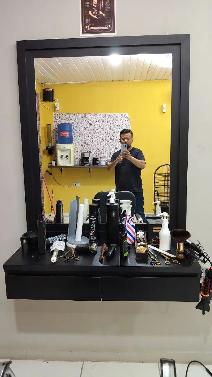Vendo duas frente para barbearia com espelho completo 