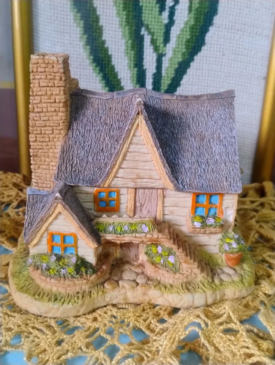 Cofrinho casinha de campo em resina antigo 