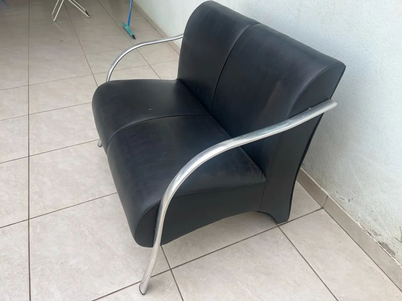 Poltrona Namoradeira 2 Lugares Courino Braço Cromado