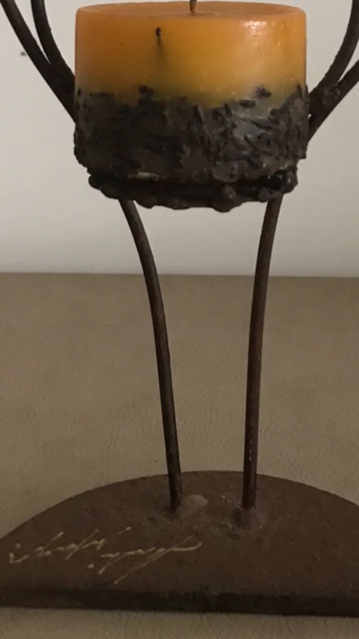 CASTIÇAL ESCULTURAL EM FERRO - PEÇA DE ARTISTA ASSINADA -35CM - Foto 3
