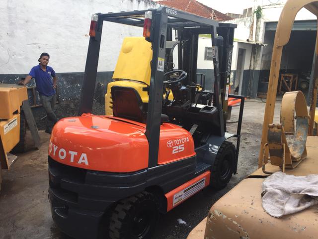 Empilhadeira Toyota 6fd25 diesel 2,5 ton triplex com deslocador !!! - Foto 3