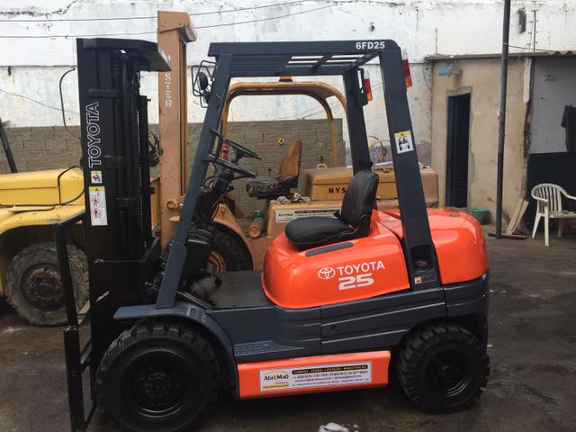 Empilhadeira Toyota 6fd25 diesel 2,5 ton triplex com deslocador !!!