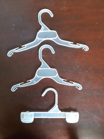Cabide infantil de plastico