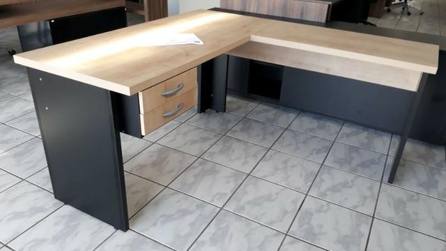 Mesa 1,20 com 02 gavetas nova, armário - Foto 2