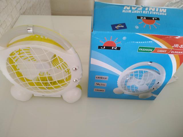 Mini ventilador portátil com luz de LED - Foto 2