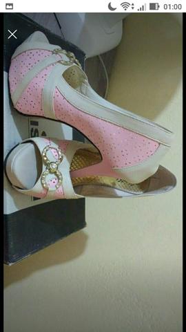 Dois sapatos Altos