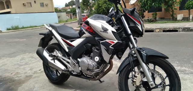 VENDO UMA MOTO HONDA CB 250 2019/2019 POCO USADA