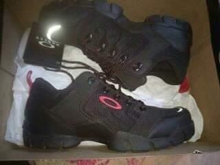 Botinha da Oakley original - Roupas e calçados - Vila Rosa, Goiânia  1013129592 | OLX