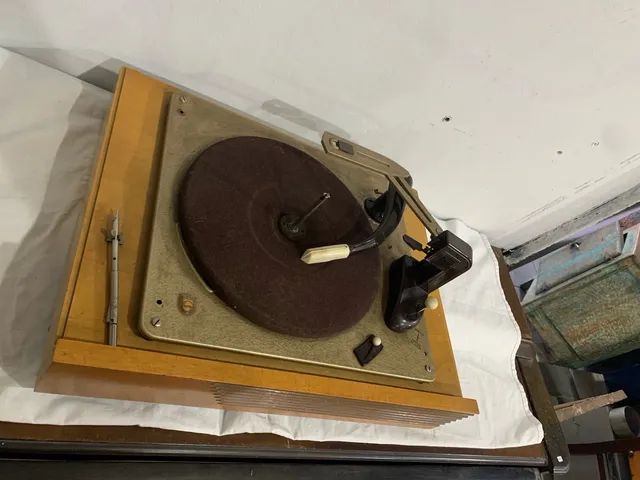 Radio vitrola com gabinete em madeira