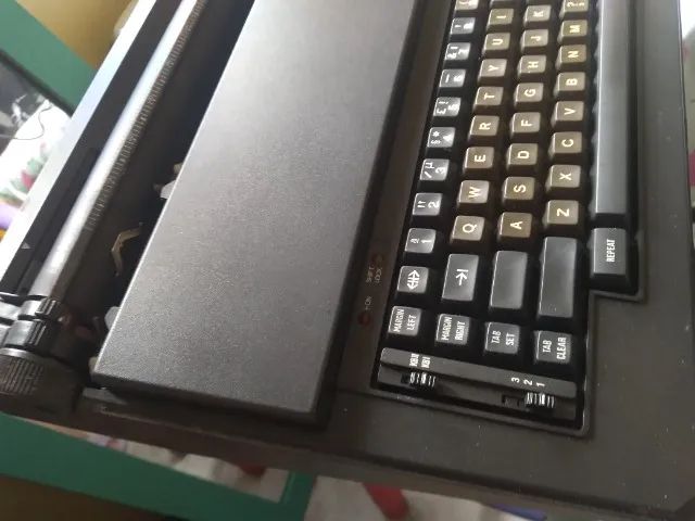Maquina de datilografar eletrica - OLIVETTI - Foto 2