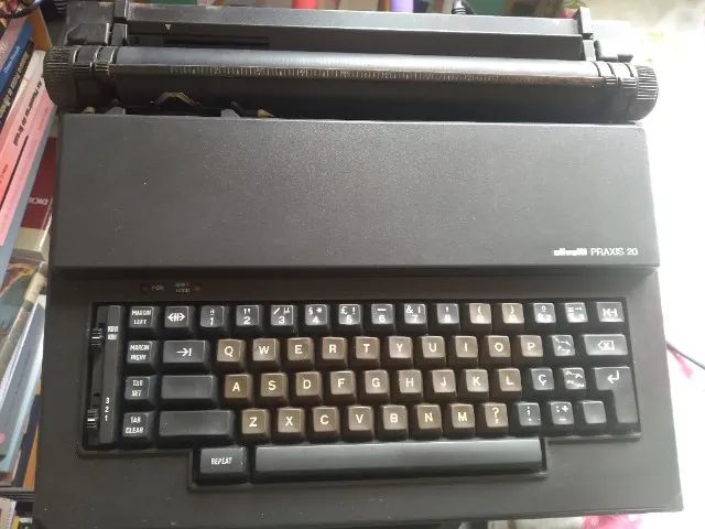 Maquina de datilografar eletrica - OLIVETTI - Foto 3