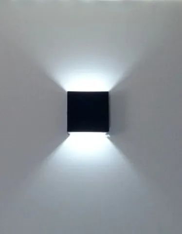 Duas (2) Arandelas de Parede com Efeito Luminoso 