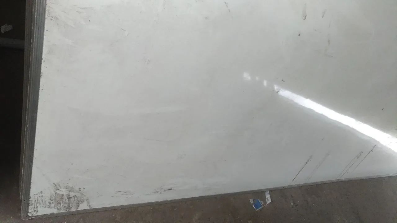 Quadros lousa branca, com 1,23m x 2,50m, usados, bom estado. E outros.