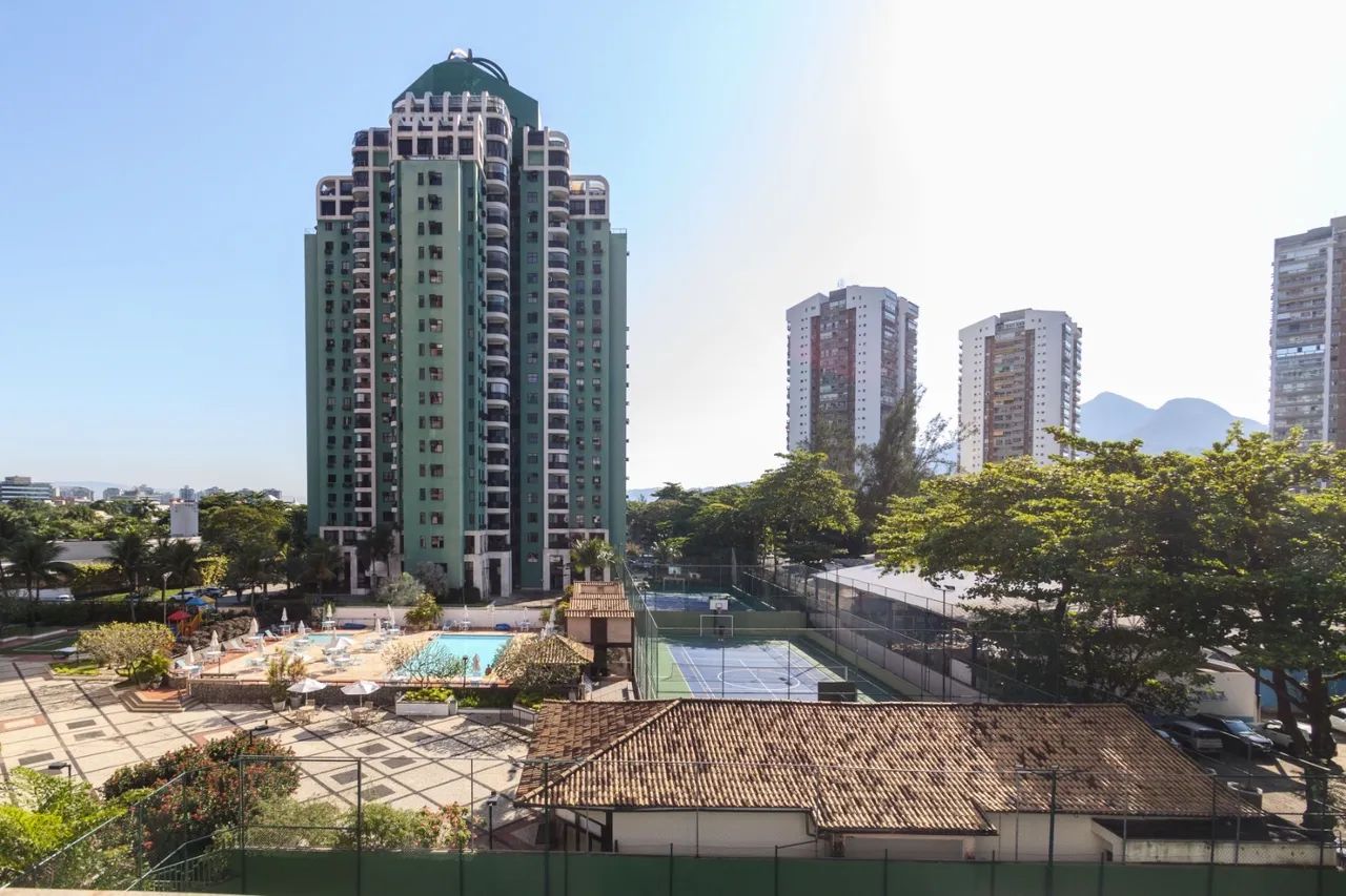 Flat na Barra da Tijuca com varanda e garagem - Foto 3
