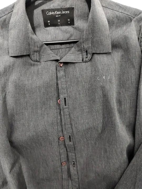 CAMISA CALVIN KLEIN CINZA GRAFITADA EM EXCELENTE ESTADO