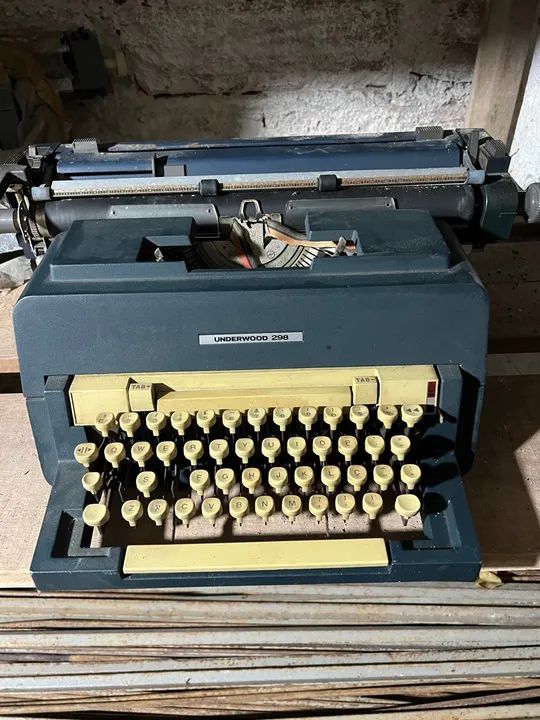 Máquina de escrever antiga 64842111532547121