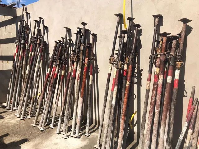 Andaimes, escoras, pisos metálicos 