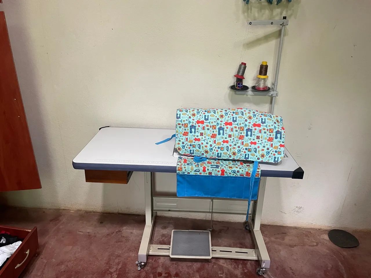 Mesa de Costura Industrial - Ótima para Costureiras! - Foto 5