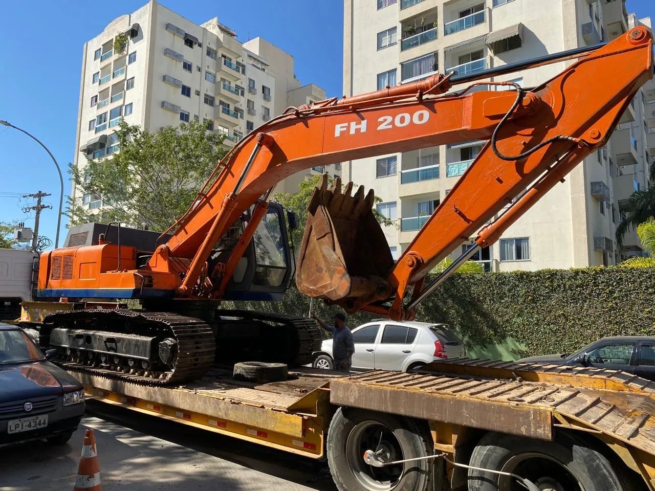 Escavadeira FH 200 -ano 2000- Máquina para Construção