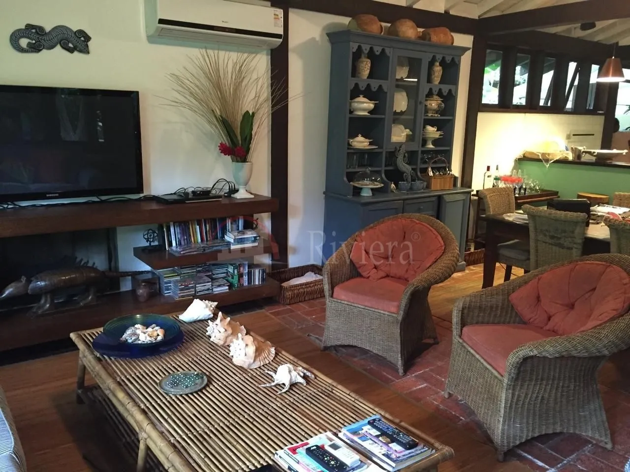 Casa a venda em Camburi em condomínio fechado e arborizado.