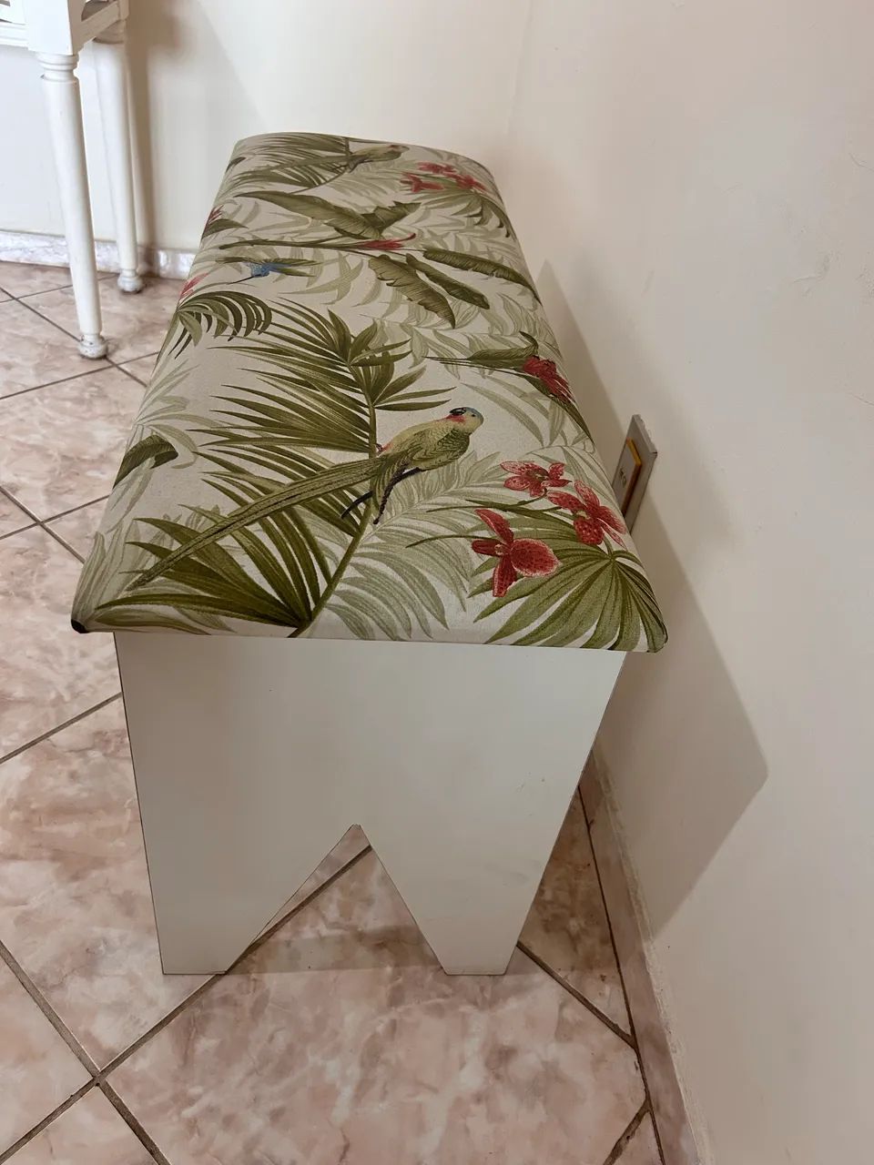 Banco de madeira com estofado em tecido tropical - Foto 2