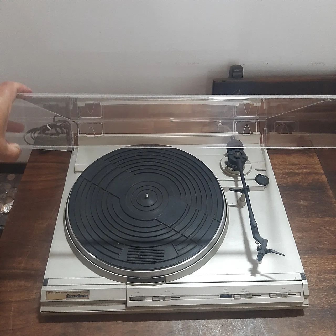 Gradient D-20 Turntable64520826804482123