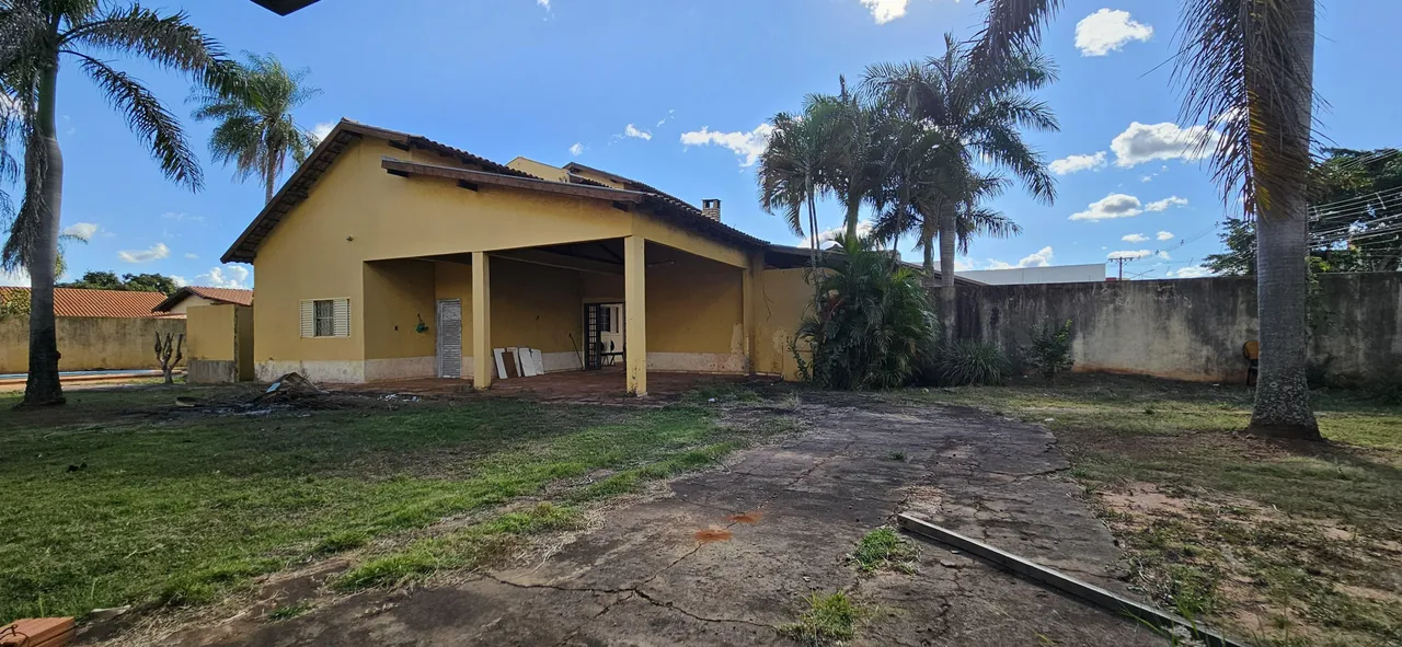 Terreno de esquina com área total de 1487 metros