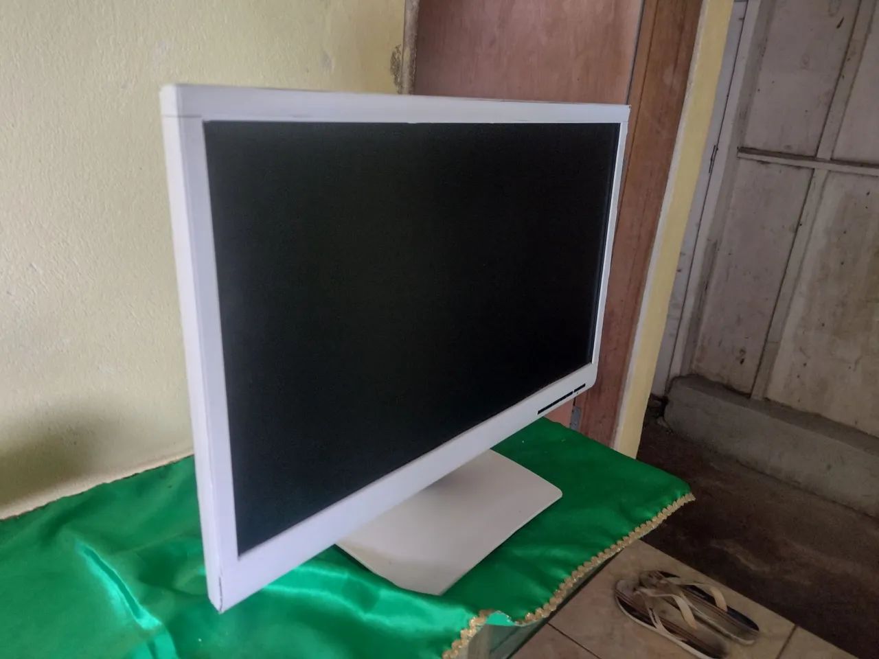 Monitor LG C/ Cabo VGA e Cabo de energia - Monitores - Jorge Teixeira ...